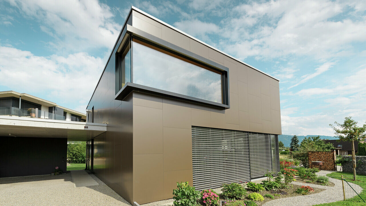 Eine Aufnahme eines Einfamilienhauses in Wiednau eingedeckt mit der PREFABOND Aluminium Verbundplatten - Fassade.
