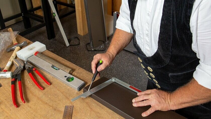 Bekleidung Fensterleibung und -sturz: Mit der Schmiege wird die Neigung des Fenstersims übertragen (Fensterblechbereich unten)