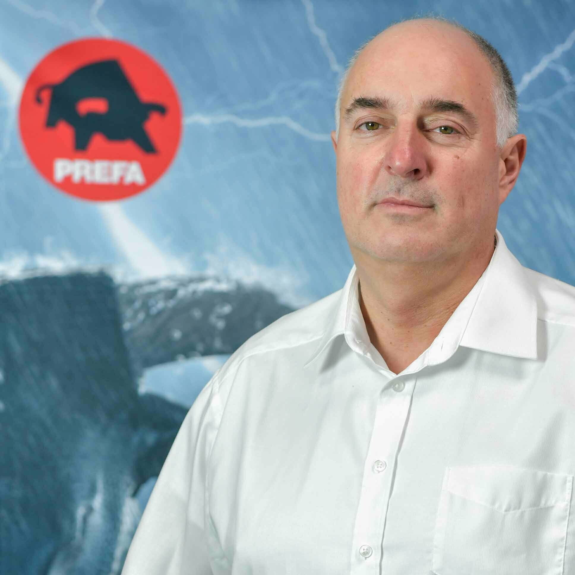 Gerald Pampel, Leitung der Vertriebsgebiets Ost, vor dem PREFA Stier.