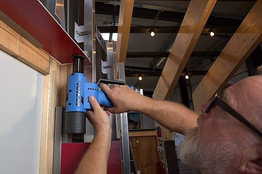 Befestigung des Verbundplatten-Ausschnitts am Fenstersturz.