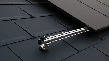 Nahaufnahme eines PREFA Daches mit PV-Modulen, welche mit dem PREVARIO Solarmontagesystem befestigt wurden.