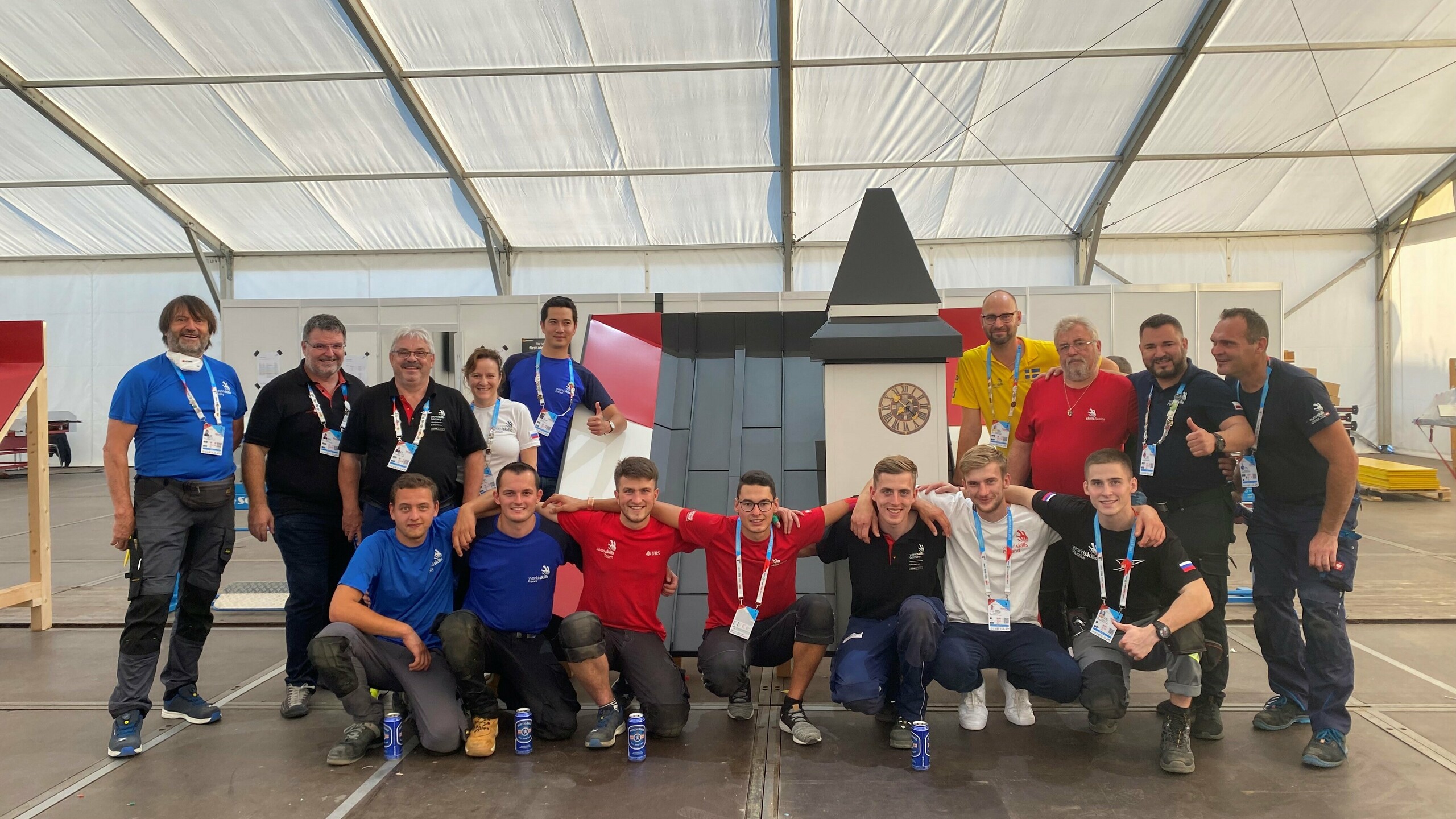Gruppenfoto mit den Teilnehmern, dem Expertenteam, Trainern und den Verantwortlichen hinter den EuroSkills 2021