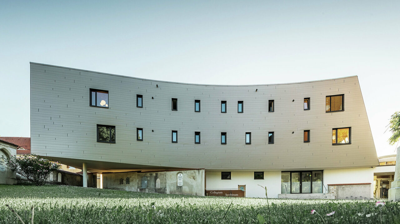 Frontansicht des neu renovierten Studentenwohnheims in Leoben.