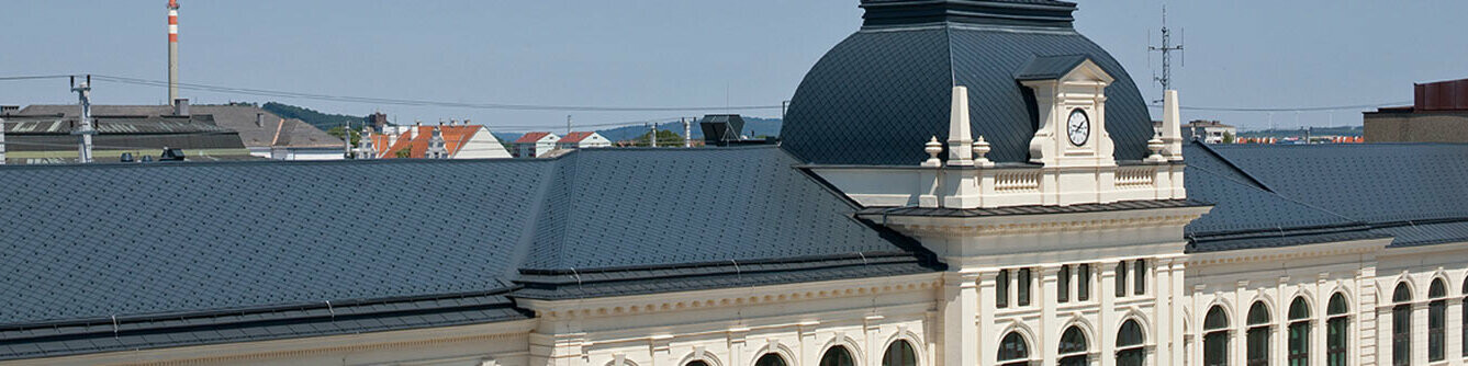 Saniertes Dach des denkmalgeschützten Bahnhofs in St. Pölten mit PREFA Dachrauten in Anthrazit