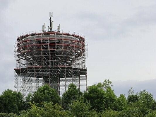 Wasserturm in Dreißigacker gedeckt in PREFALZ Silbermetalic Stucco eingerüstet für die Bauarbeiten