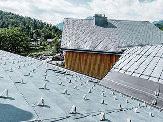 Dach eingedeckt mit PREFA Aluminum-Dachpaneelen in P.10 Steingrau