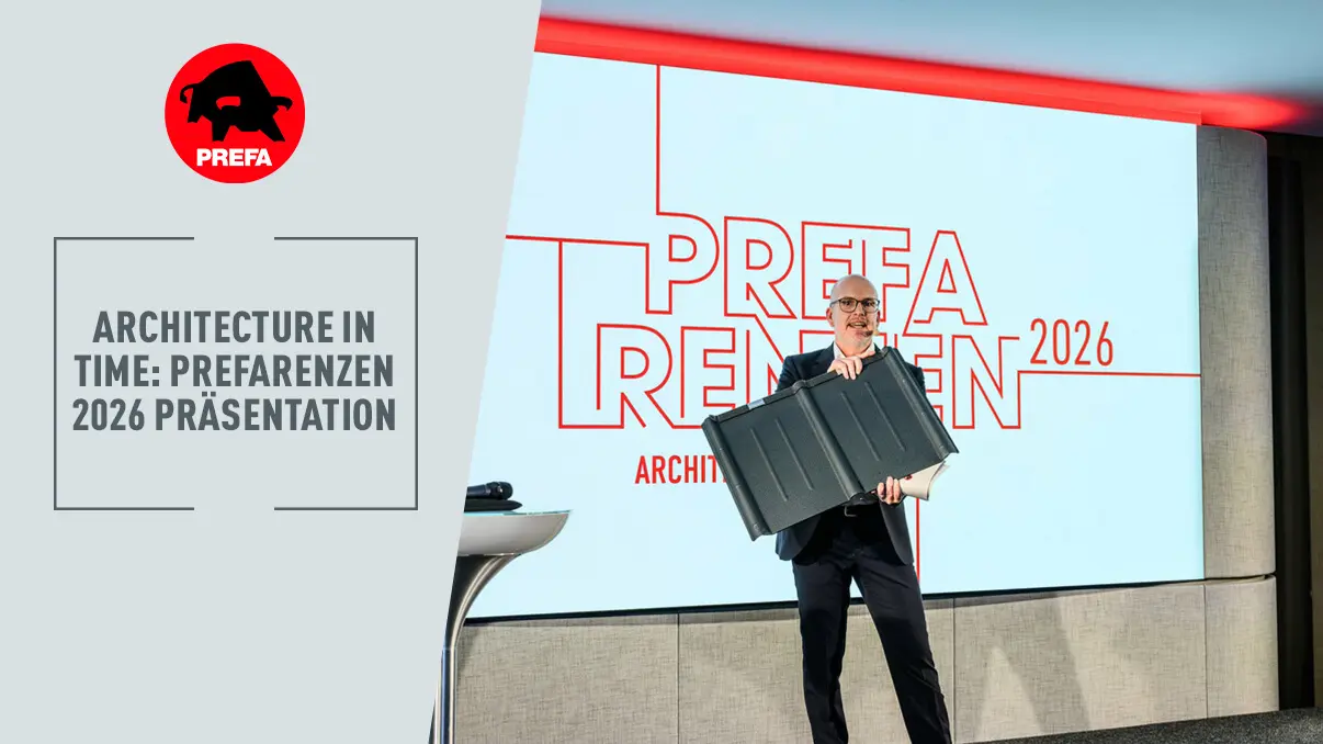 Thumbnail zur PREFARENZEN Präsentation, vor einer Leinwand präsentiert PREFA Marketingleiter Jürgen Jungmair mit einer PREFA Dachplatte.