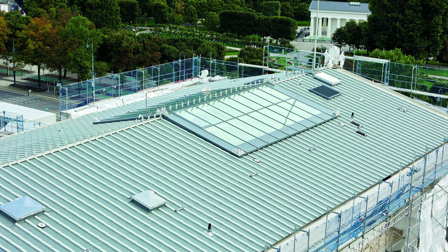 Drohnenaufnahme des sanierten Daches des Österreichischen Parlamentsgebäudes mit großflächig verlegten PREFALZ in hellgrau