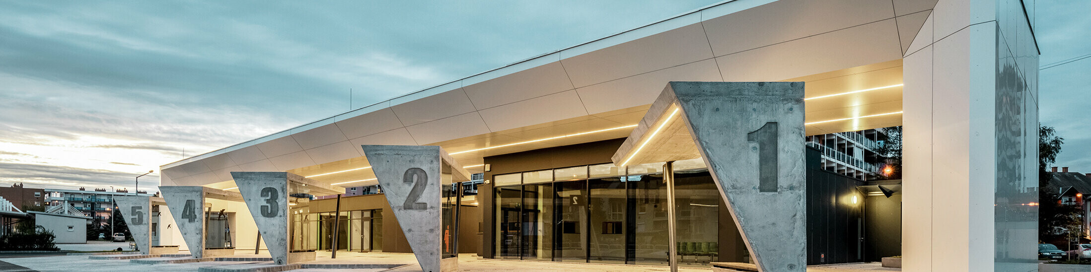 Modern gestalteter Busbahnhof in Lenti, Untersichten sind mit der PREFABOND Aluminium Verbundplatte in Reinweiß verkleidet