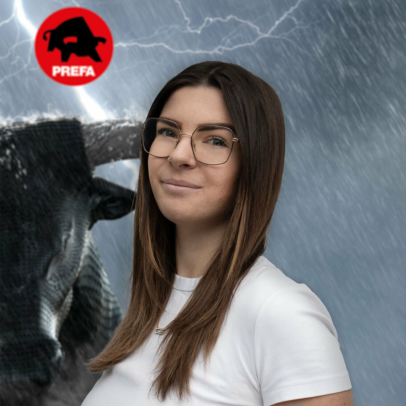 Auf dem Bild sieht man die aktuelle Marketing Koordinatorin für Content und Projekte vor einem Hintergrund mit Stier im Gewitter und dem PREFA-Logo in der linken oberen Bildecke.