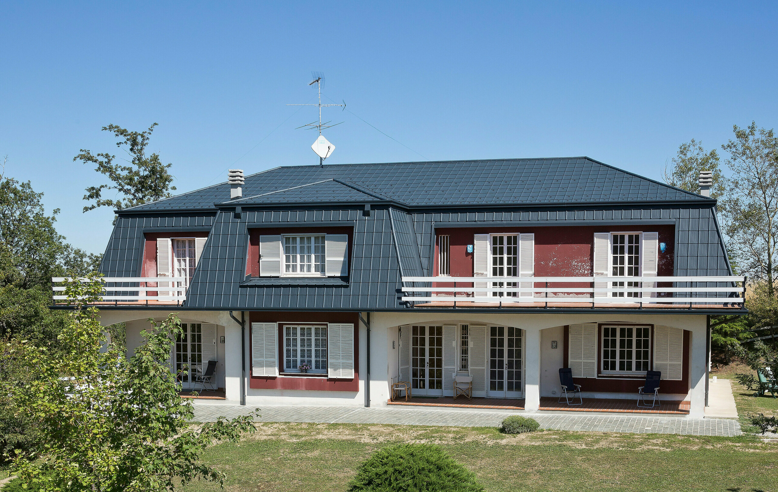 Anthrazitfarbene PREFA Dachplatten aus Aluminium schmücken das Dach dieser Villa in Italien