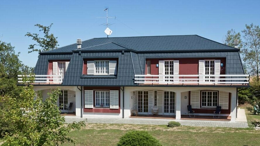 Anthrazitfarbene PREFA Dachplatten aus Aluminium schmücken das Dach dieser Villa in Italien