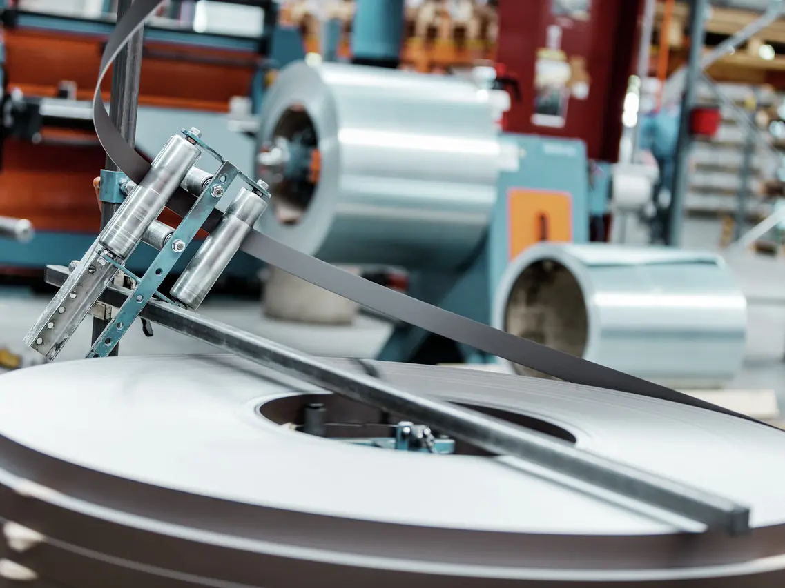 Ausschnitt einer Aluminium-Coil in der PREFA-Produktion