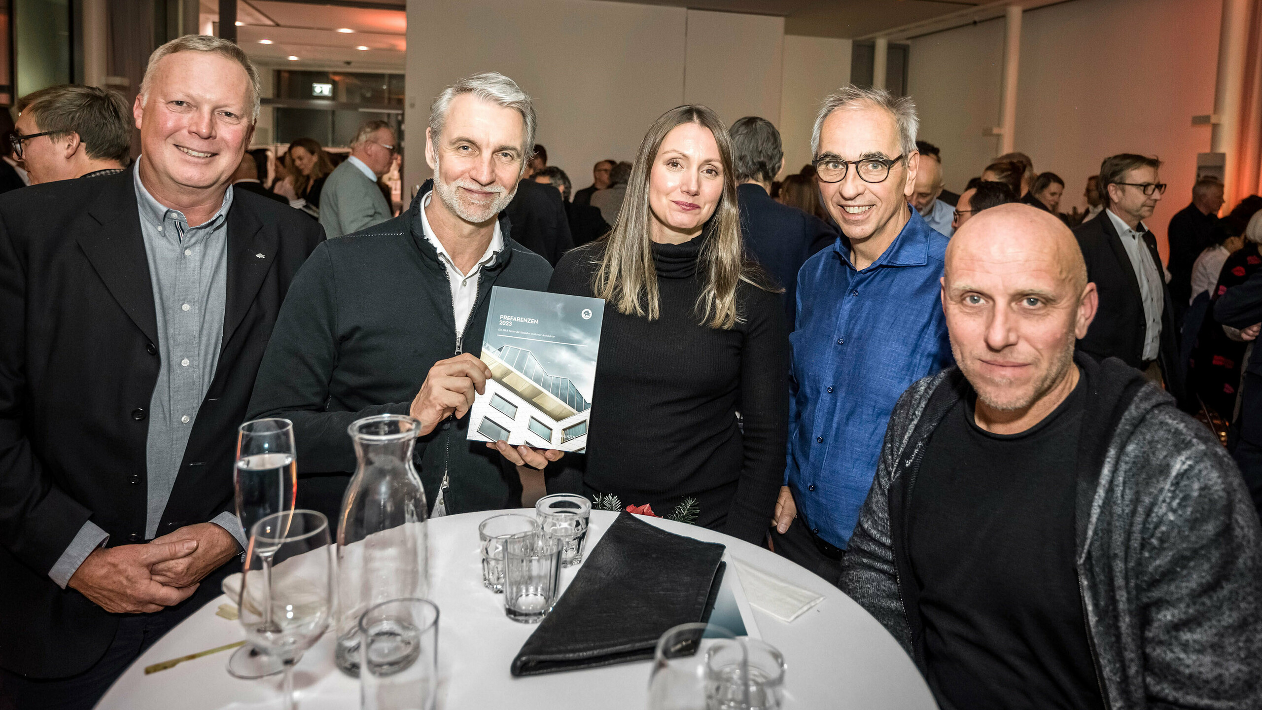 Gerald Krebs, Architekt Oliver Kupfner mit dem Buch in der Hand, Anastasija Lesjak, Wolfgang Croce, Martin Lesjak.