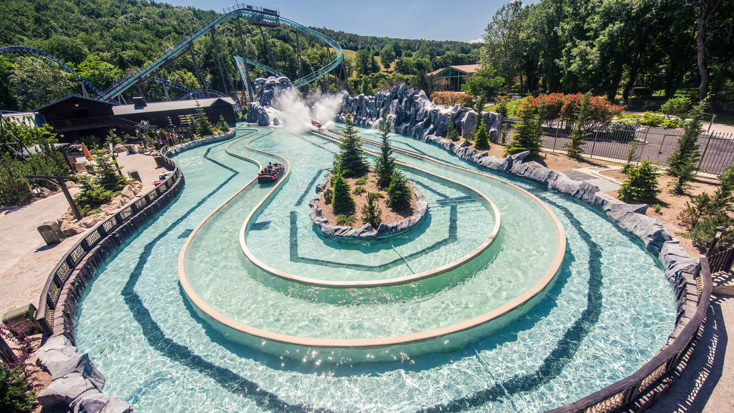 Vue du ciel du manège Krampus de Nigloland dont le départ de l'attraction est habillé de Losanges PREFA teinte P.10 gris pierre