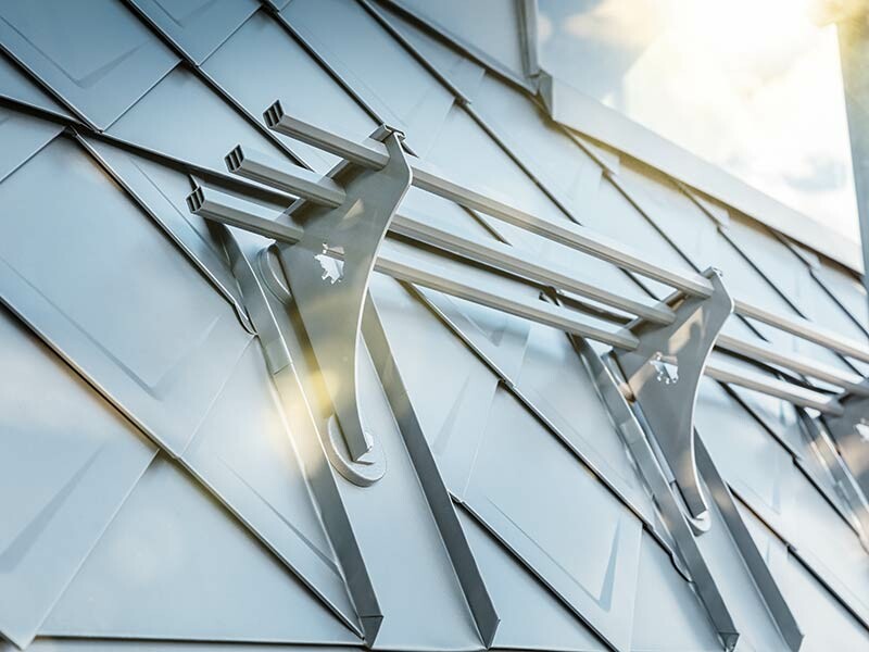 PREFA Schneerechensystem als Schneerückhaltesystem für den Dachgeschoßausbau, bei der PREFA Dachraute;