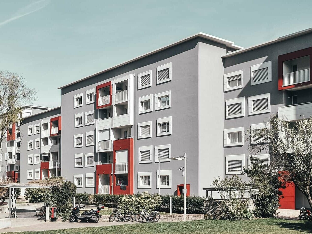 Wohngebäude mit dem Fassadensystem Prefalz von PREFA in den Farben Oxydrot und Prefaweiß