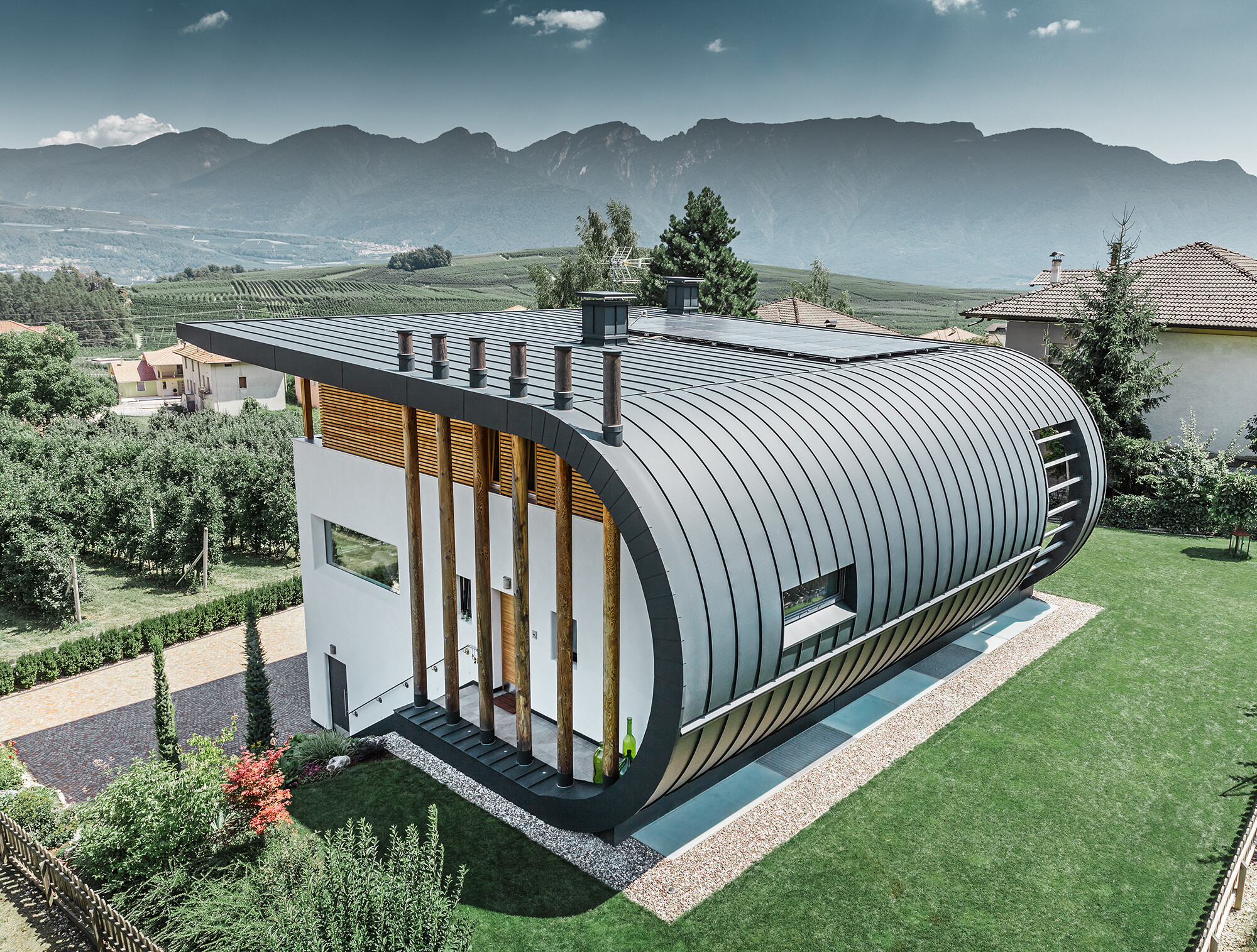 Moderenes Einfamilienhaus mit PREFALZ Dach- und Fassadenverkleidung Einfamilienhaus in Italien mit abgerundeter Dach- und Fassadenverkleidung aus PREFALZ in P.10 Anthrazit