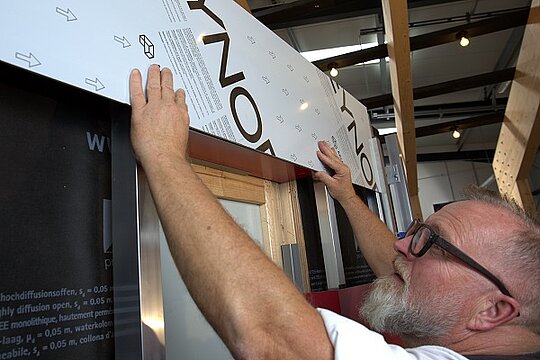 Ausrichtung der zugesägten Aluminium-Verbundplatte oberhalb des Fenstersturzes.