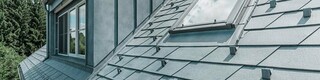 PREFA Einfamilienhaus aus Holz mit der Dachschindel in Anthrazit