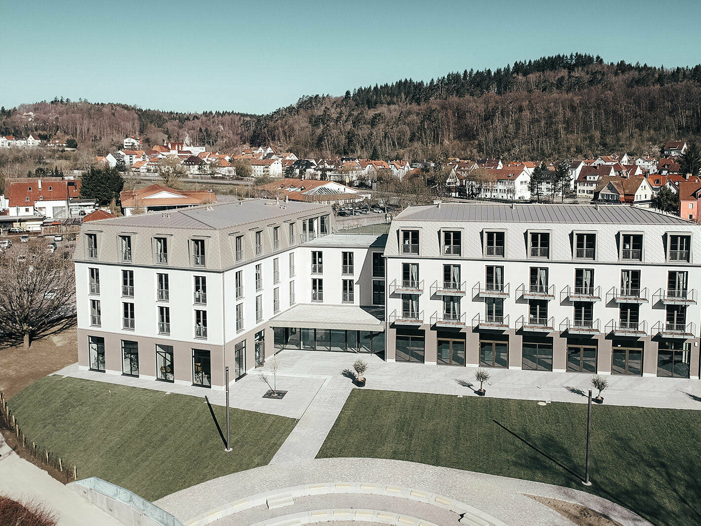 Die Rückseite des Karls Hotels mit dem Dach von PREFA aus Sicht des Schloss Sigmaringen.
