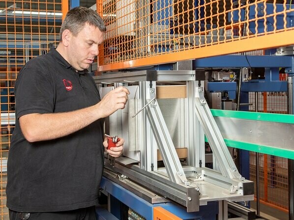 Timo Storch achtet auf Genauigkeit: »Regelmäßig werden hier Rauten zur Qualitätsprüfung entnommen«, lässt der Maschineneinrichter in seinen Arbeitsalltag blicken.