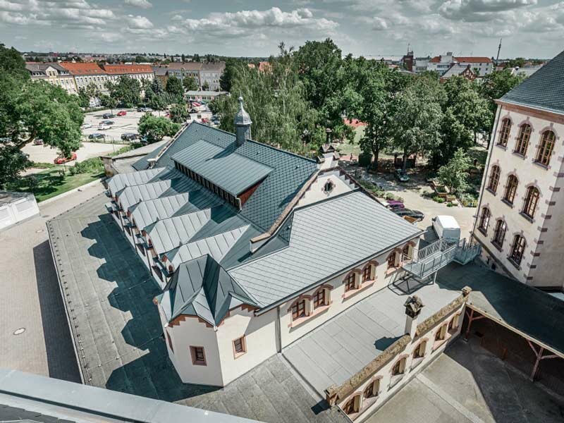 Historisches Schulgebäude in Deutschland mit anthrazitfarbener PREFA Dacheindeckung