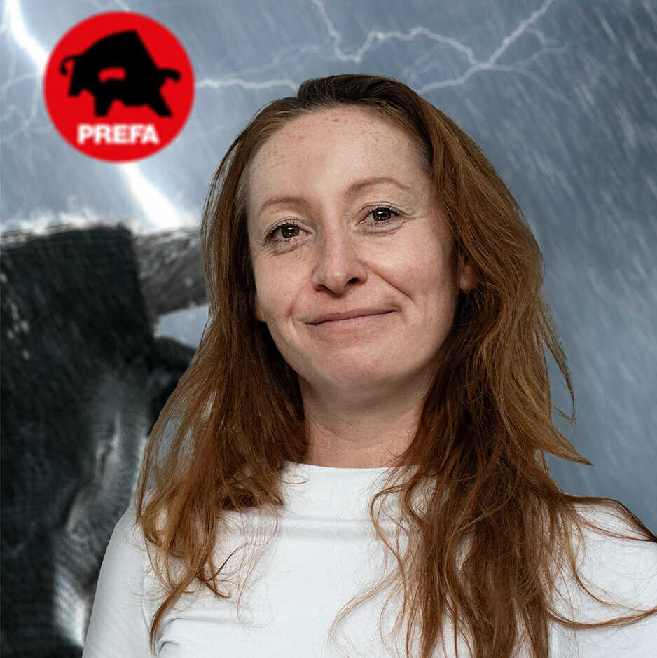 Auf dem Bild sieht man die technische Assistentin vor einem Hintergrund mit Stier im Gewitter und dem PREFA-Logo in der linken oberen Bildecke.