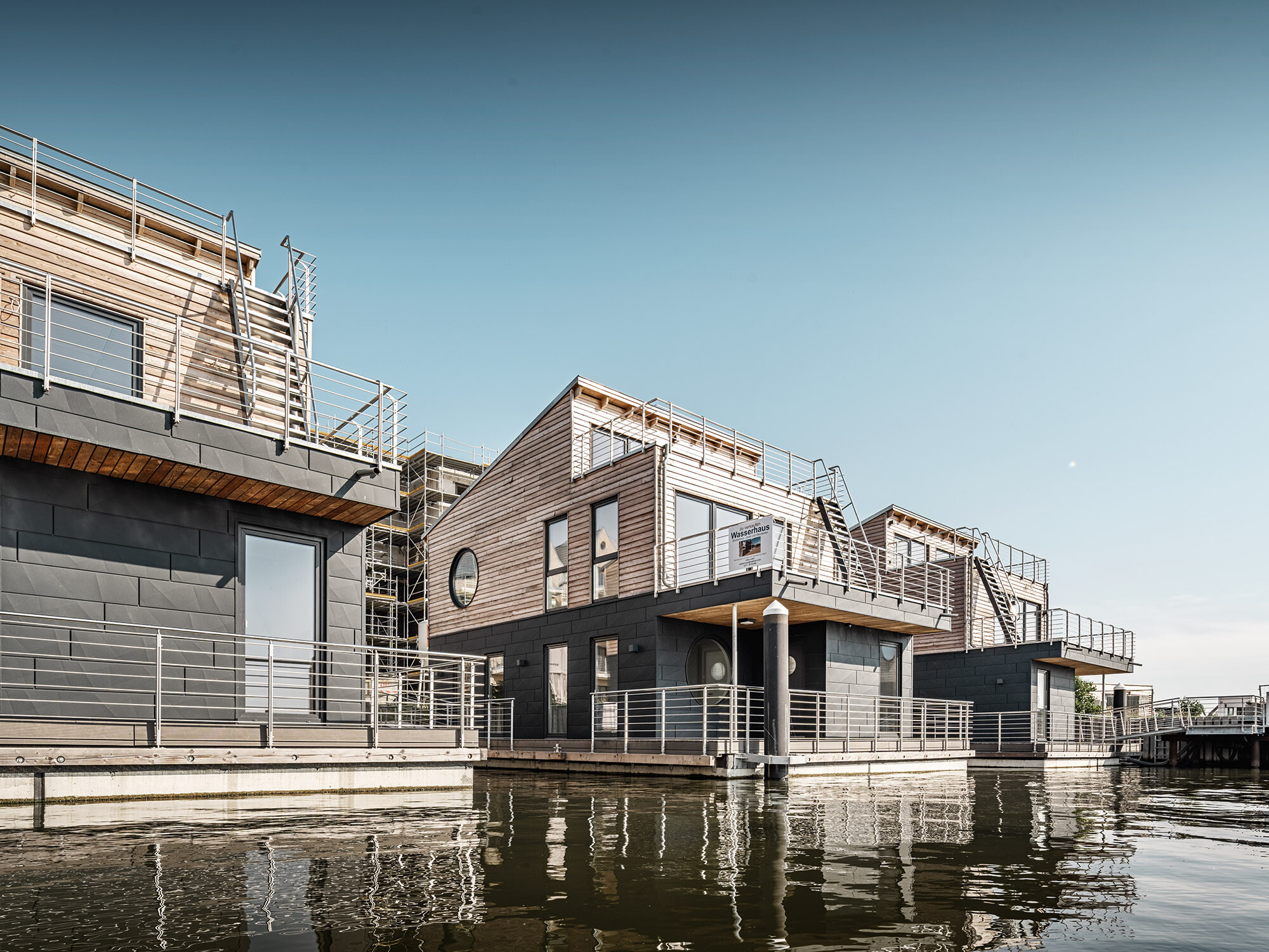 Die Wasserhäuser in Schleswig aus der Froschperspektive; sie sind optisch anhand ihrer Holz- und Aluminiumfassaden unterteilt.