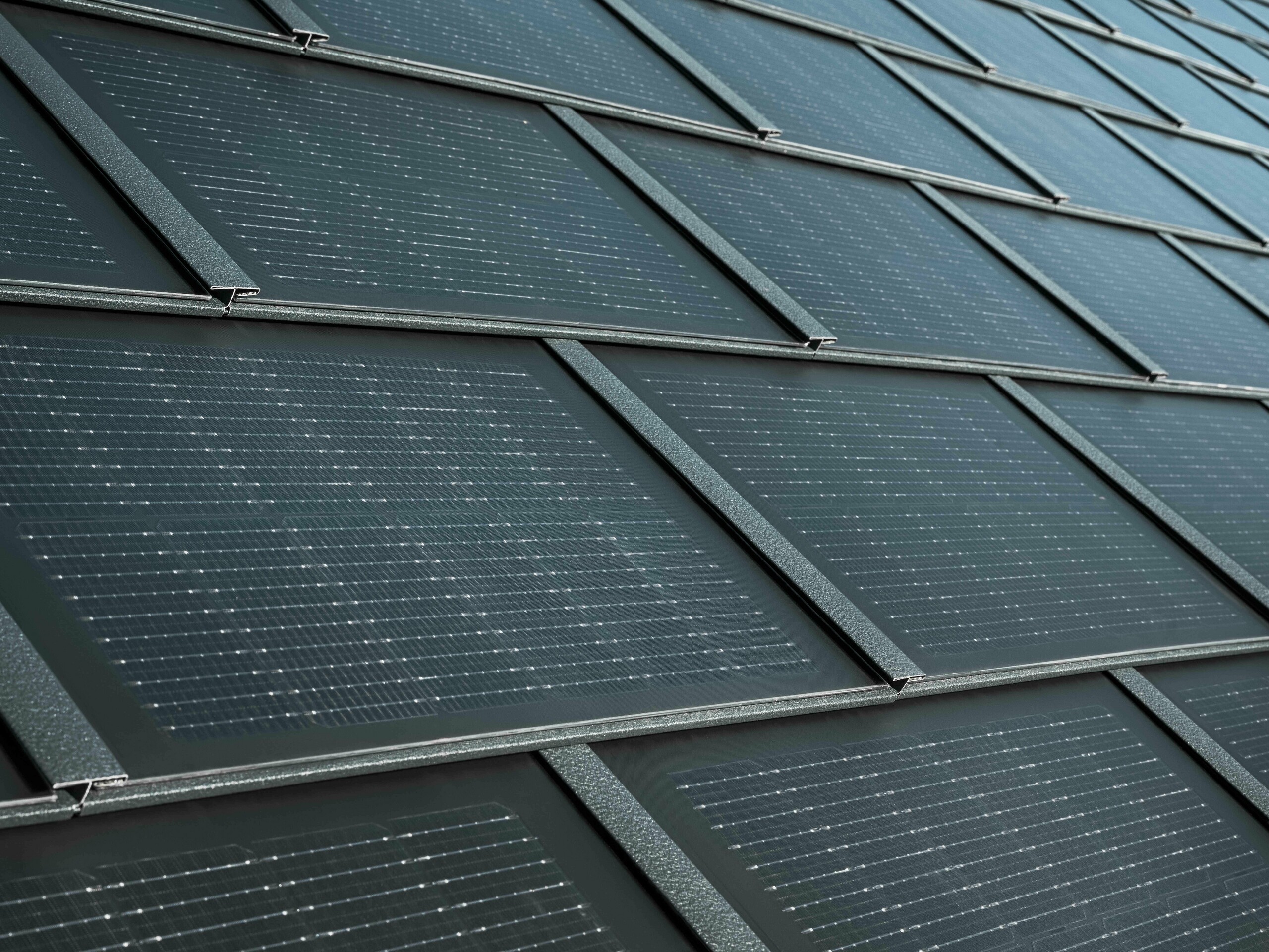 Nahaufnahme der verlegten PREFA Solardachplatte