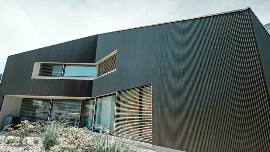Neugebautes Wohnhaus mit moderner Fassadenbekleidung von PREFA