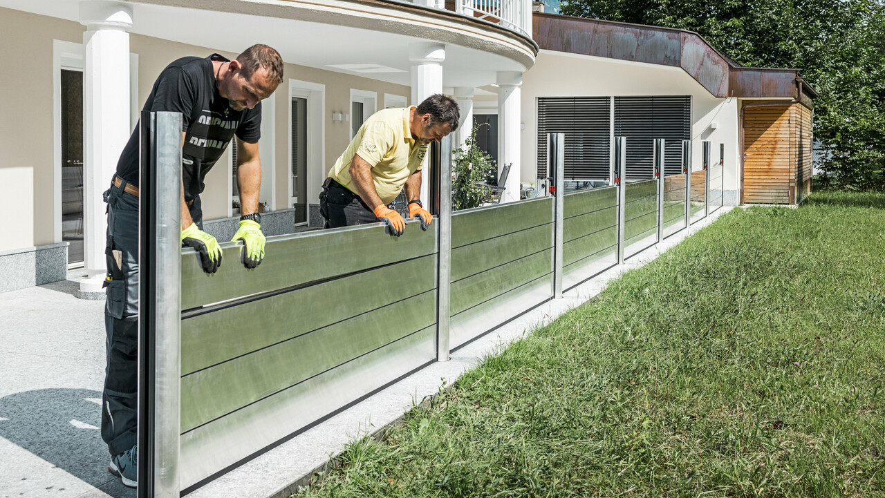 Die Aufnahme zeigt den mobilen Hochwasserschutz von PREFA, welcher das Einfamilienhaus im Hintergrund vor Hochwasser-Katastrophen schützt.