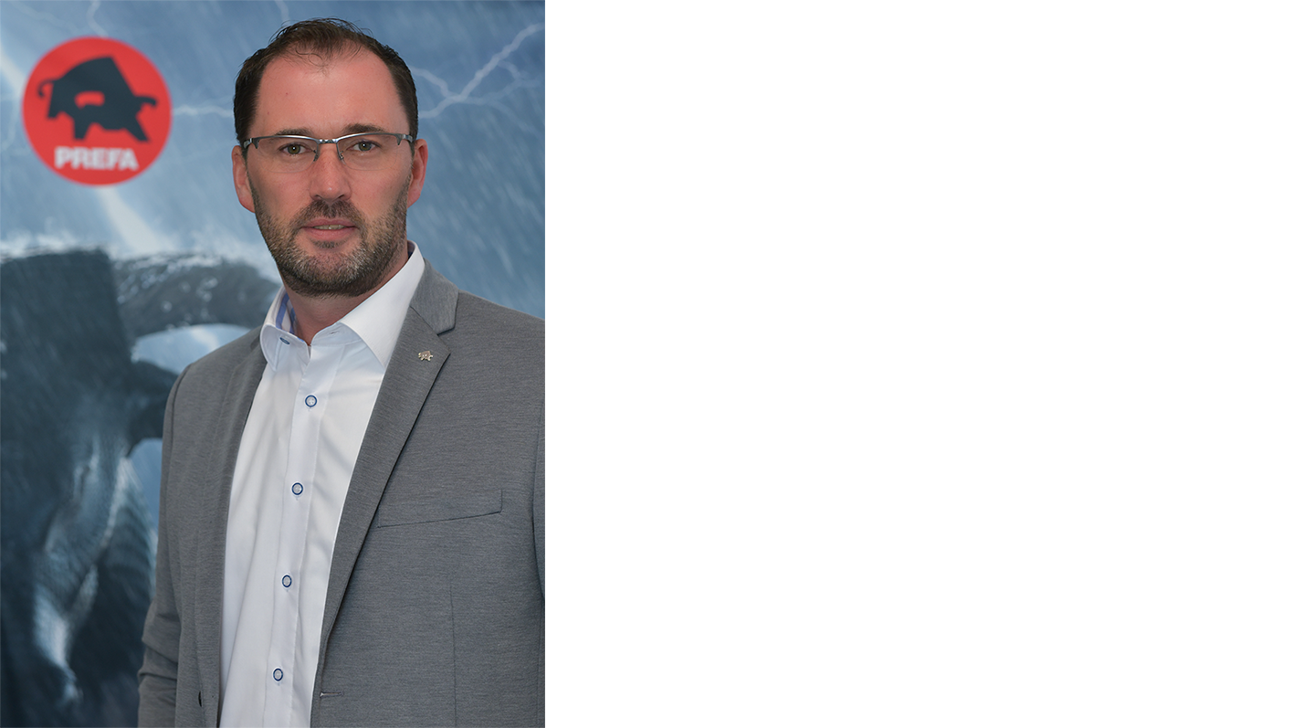 Technischer Leiter der PREFA in Deutschland Berthold Ruck vor einem PREFA Banner.