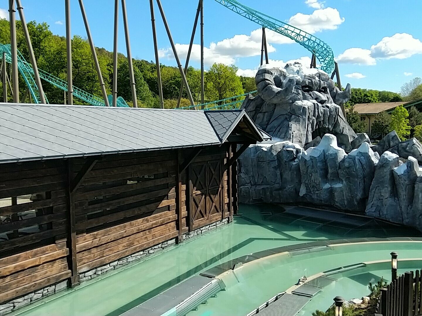 Vue globale de l'attraction Krampus au Parc Nigloland dont la toiture est habillée en losange 44x44 PREFA dans la teinte P.10 gris pierre