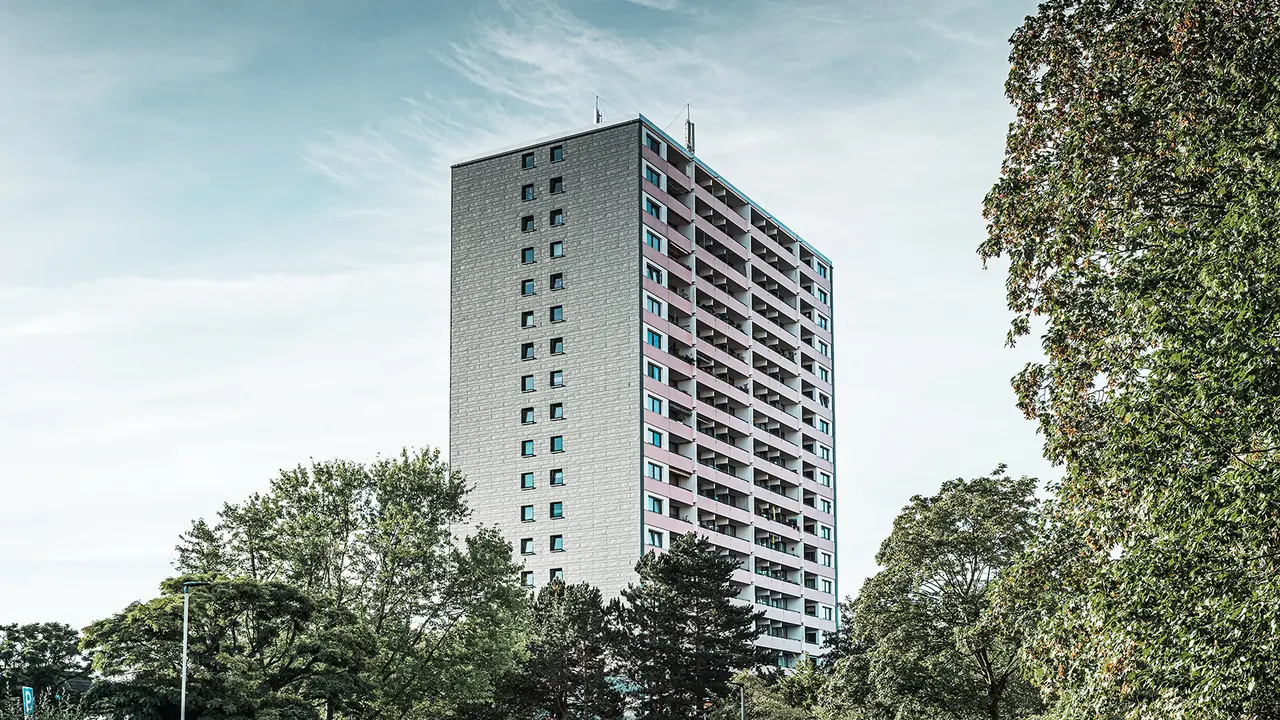 Hochhaus verkleidet mit Siding.X in P.10 Hellgrau.