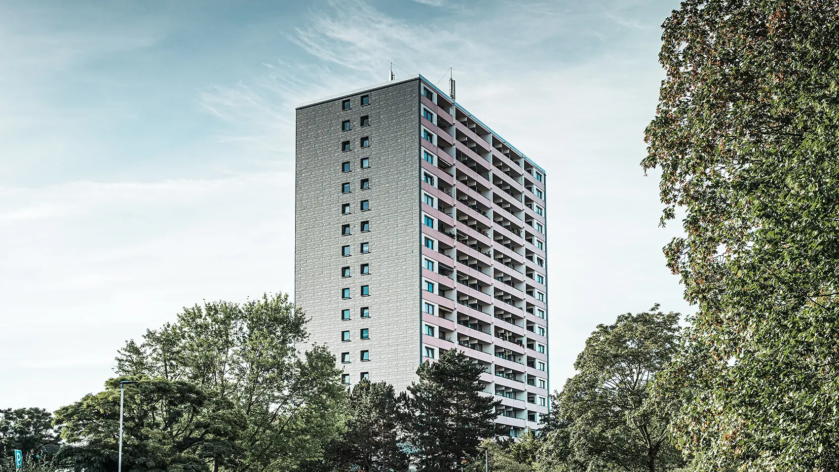 Hochhaus verkleidet mit Siding.X in P.10 Hellgrau.