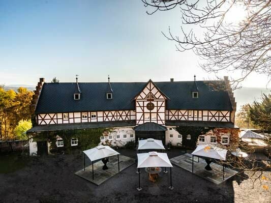 Burg Maienluft in Deutschland mit anthrazitfarbener PREFA Dacheindeckung aus Prefalz und Dachrauten