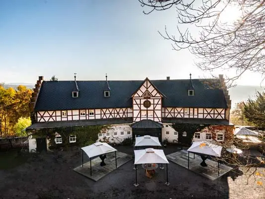 Burg Maienluft in Deutschland mit anthrazitfarbener PREFA Dacheindeckung aus Prefalz und Dachrauten