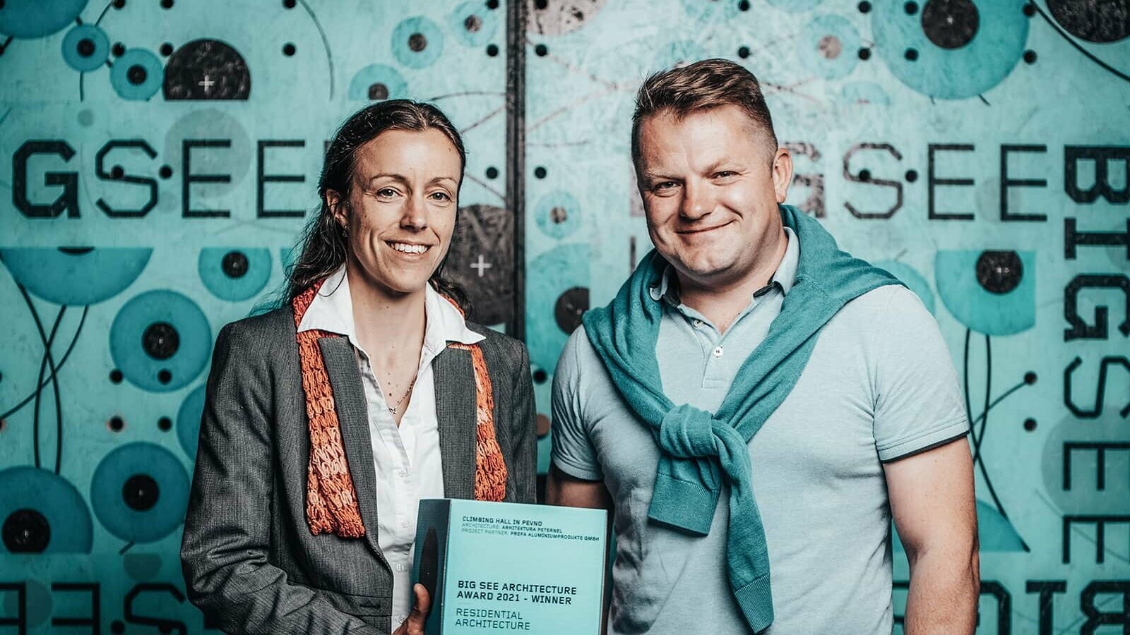Die Architekten Lucija Franko und Marko Peternel mit dem Gewinner des BigSee-Architekturpreises 