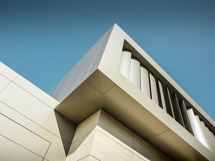 Glamour auf der Weinstraße - Ein Einfamilienhaus PREFABOND Aluminium Verbundplatte in Bronze