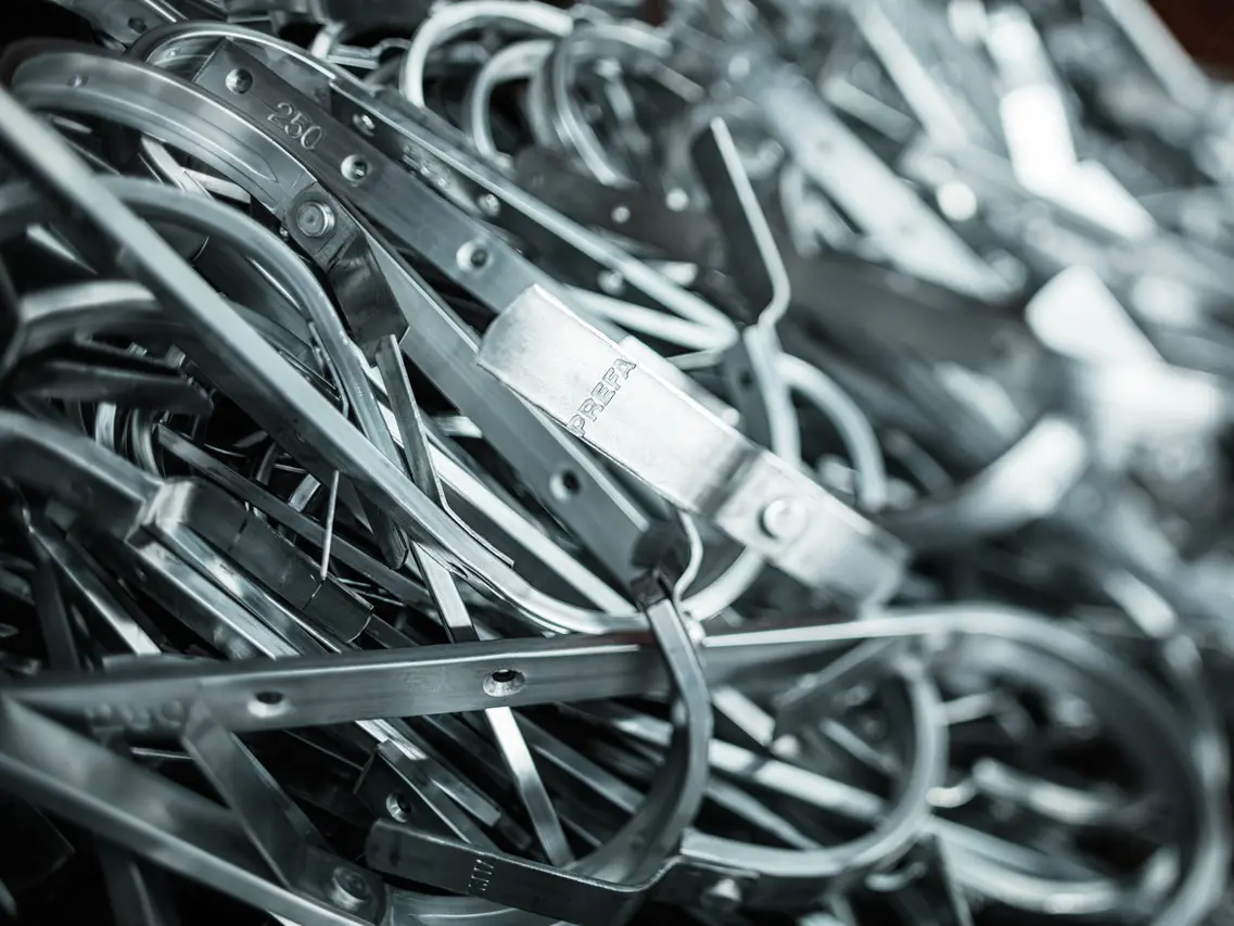 PREFA Rinnenhaken aus Aluminium im Detail.