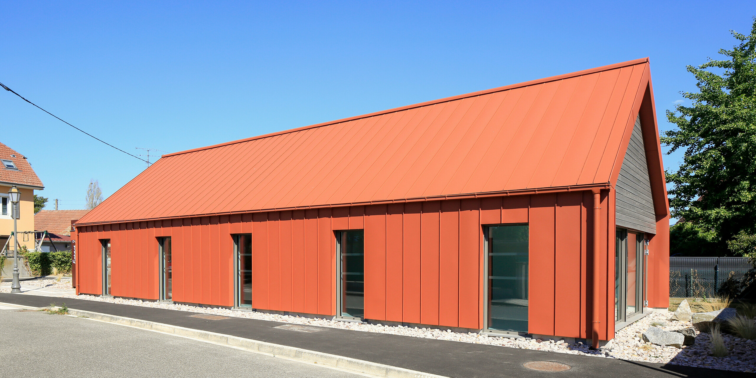 PREFALZ Dach- und Fassadensystem in P.10 Ziegelrot am Pfarrheim in Chalampe