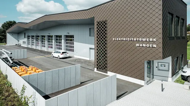 Modernes Feuerwehr- und Elektrizitätswerk in Wangen, Schweiz, mit markanter Gebäudehülle aus PREFA Wandrauten 29 × 29 in P.10 Braun. Die dynamische Rautenstruktur verleiht der Fassade Tiefe und eine unverwechselbare Optik. Aluminium Verbundplatten in P.10 Prefaweiß setzen helle Akzente. Die langlebigen PREFA Aluminiumprodukte überzeugen durch hohe Witterungsbeständigkeit, geringen Wartungsaufwand und maximale Gestaltungsfreiheit.