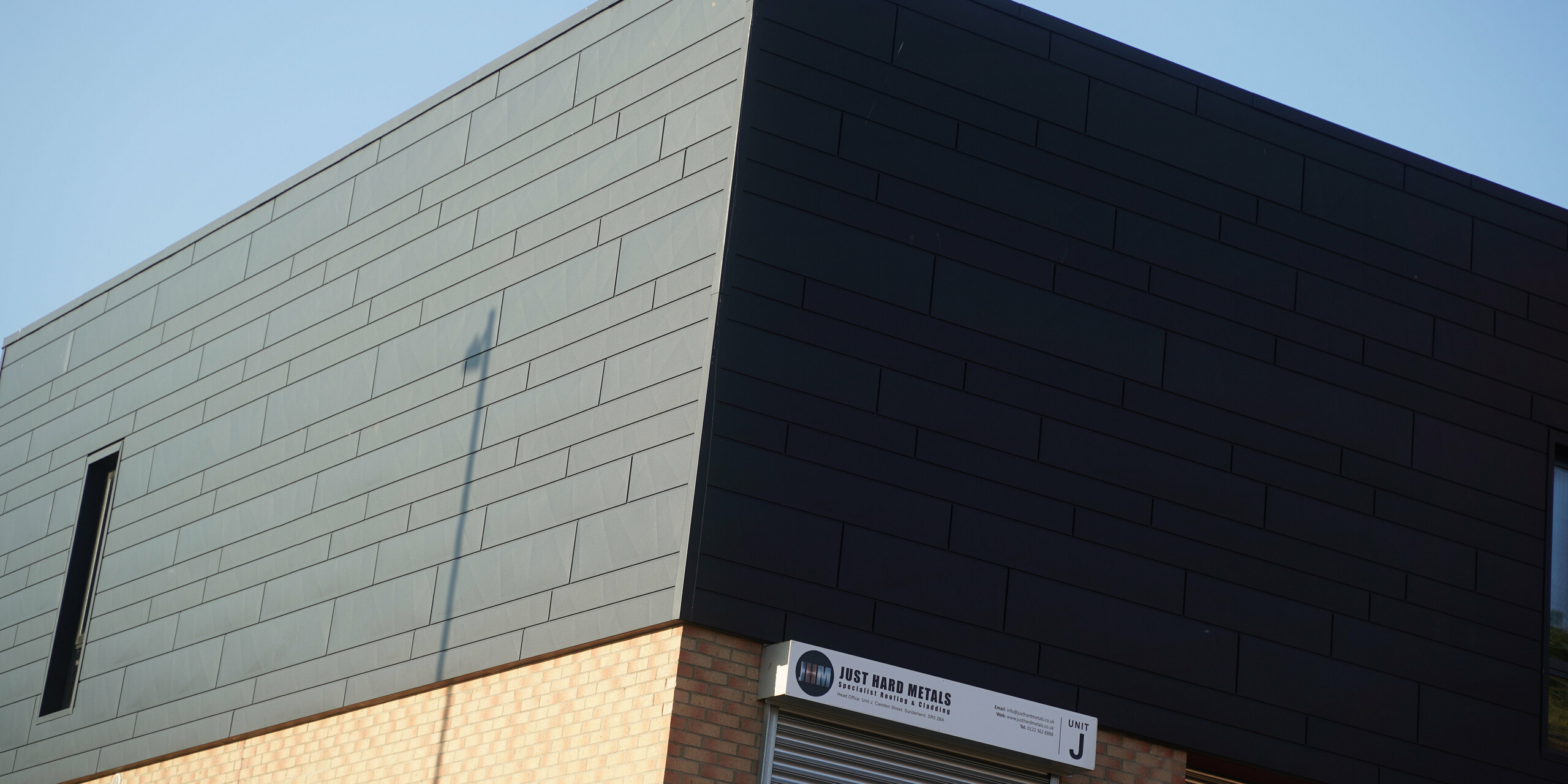 Gebäudeecke des JHM-Standorts in Sunderland mit PREFA Siding.X Fassade