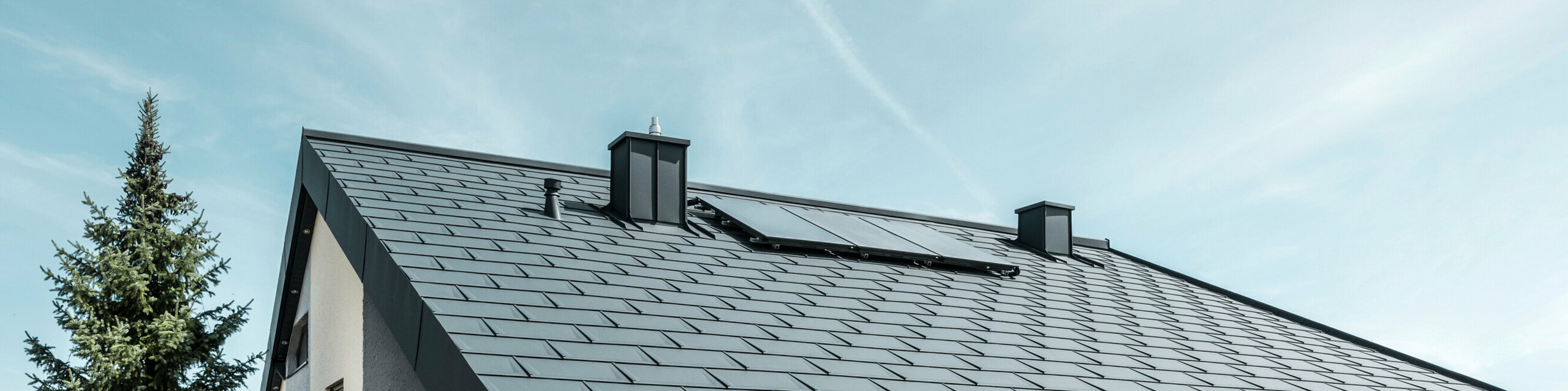 Einfamilienhaus in Newel-Besslich mit PREFA Dachplatte R.16 und PREFA Dachentwässerungssystem in anthrazit