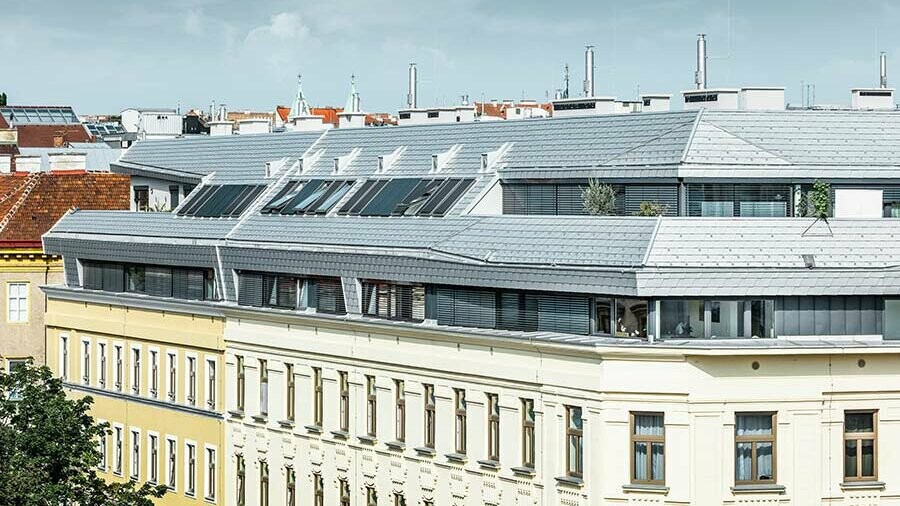Gründerzeithaus am Neubaugürtel in Wien erhält den Stadterneuerungspreis 2019, das Dachgeschoß wurde neu mit der PREFA Dachschindel in Silbermetallic eingedeckt.