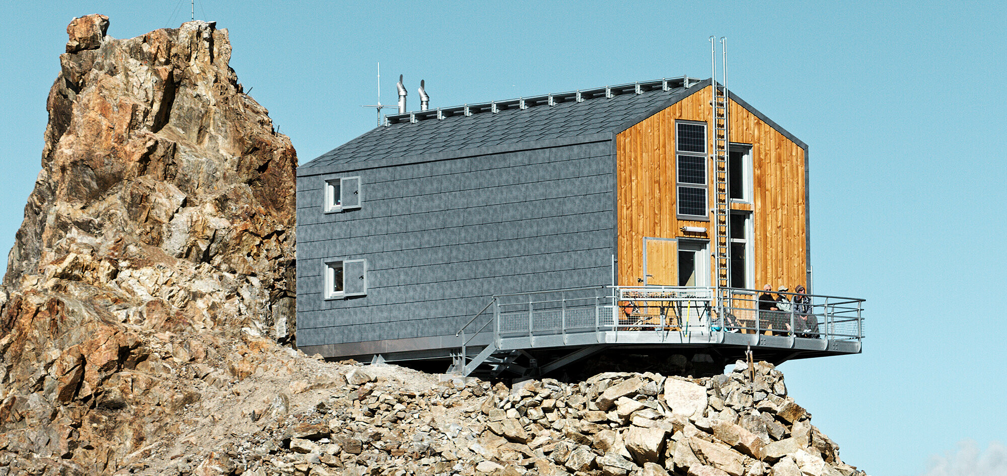 Frisch sanierte Schutzhütte Refuge de L´Aigle mit dem PREFA Dach- und Fassadenpaneel FX.12 in P.10 Steingrau.