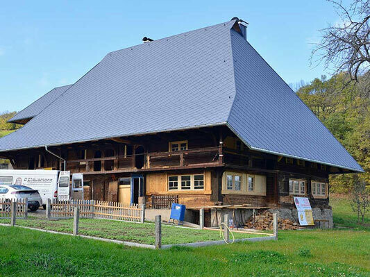 Der historische Fusenhof im Schwarzwald mit PREFA Dach, eingedeckt mit Dachrauten 44 × 44 in Steingrau P.10