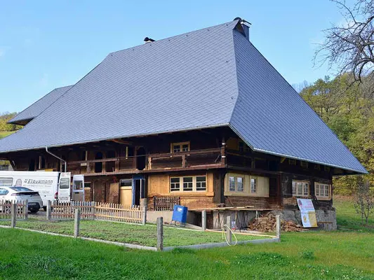 Der historische Fusenhof im Schwarzwald mit PREFA Dach, eingedeckt mit Dachrauten 44 × 44 in Steingrau P.10