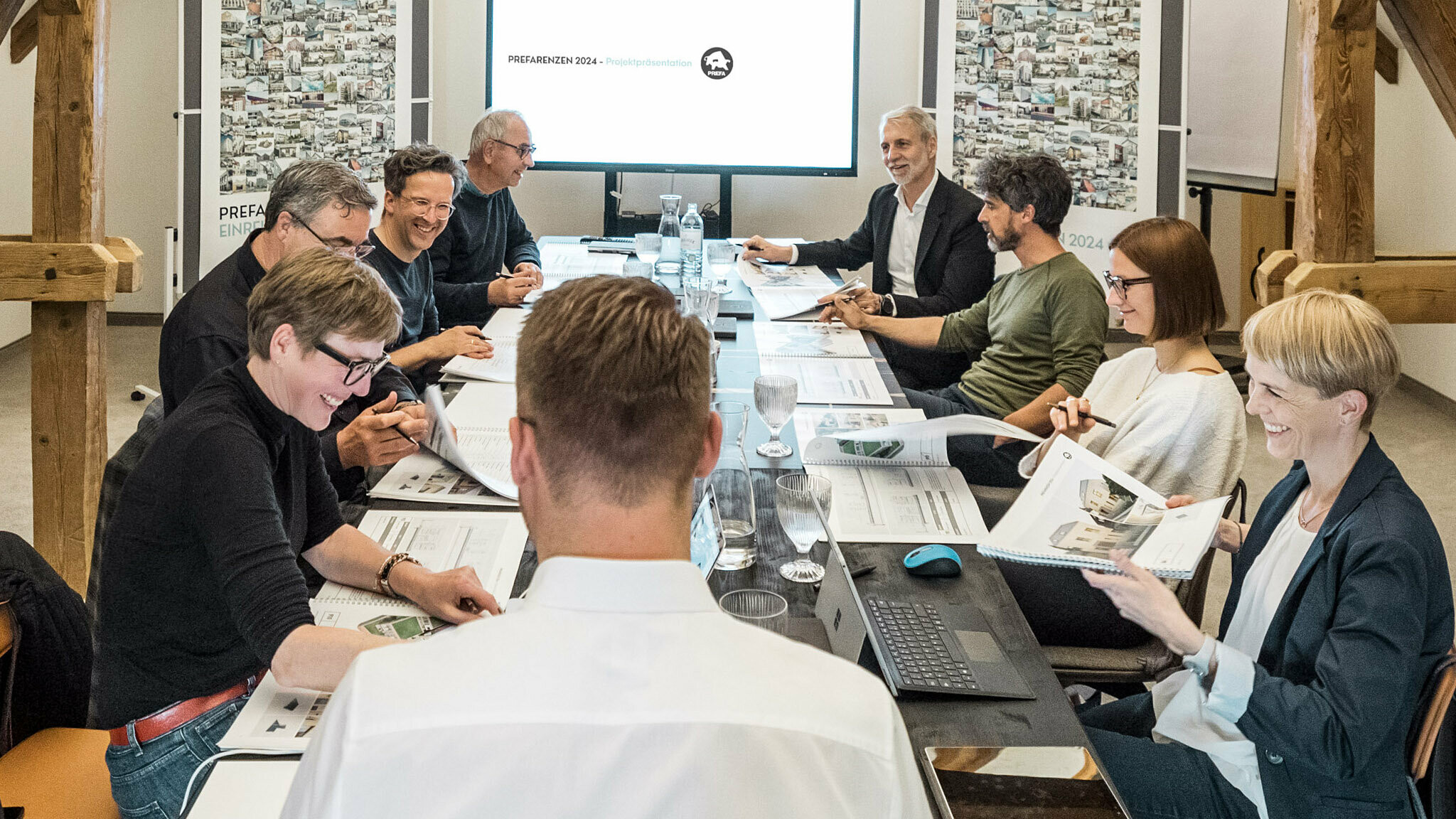 Die Jury bei der Besprechung der Projekte.